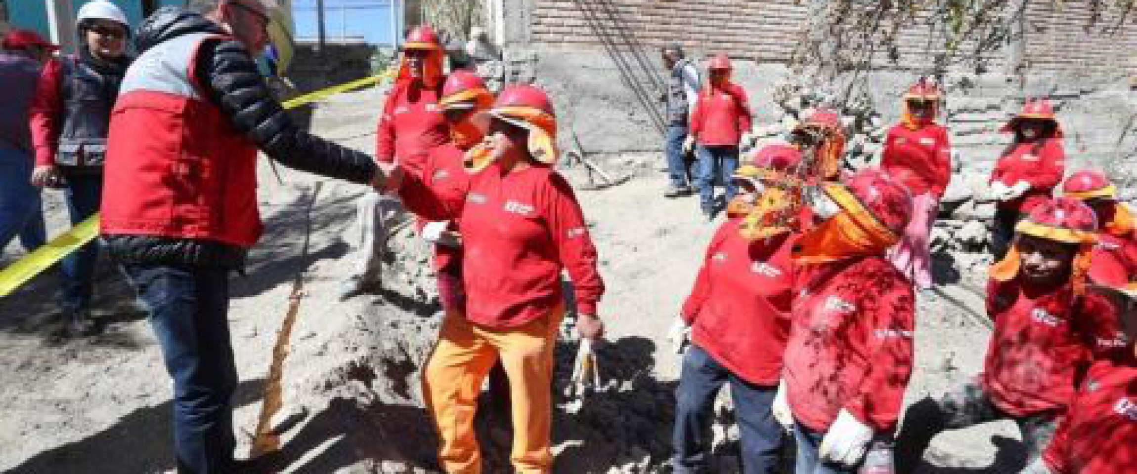 andina Andina
23/06/2018
El ministro de Trabajo y Promoción del Empleo, Christian Sánchez, supervisó los avances en la obra de mejoramiento de vías para peatones y vehículos que cofinancia el programa Trabaja Perú…