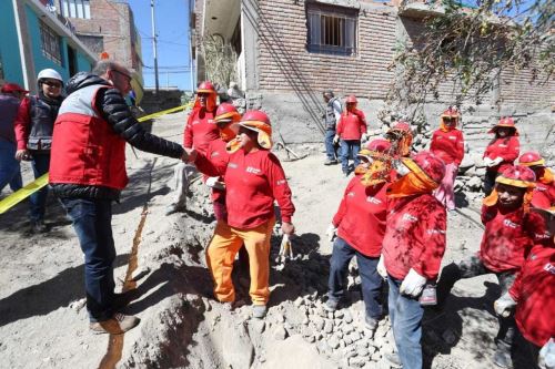 andina Andina
23/06/2018
El ministro de Trabajo y Promoción del Empleo, Christian Sánchez, supervisó los avances en la obra de mejoramiento de vías para peatones y vehículos que cofinancia el programa Trabaja Perú…