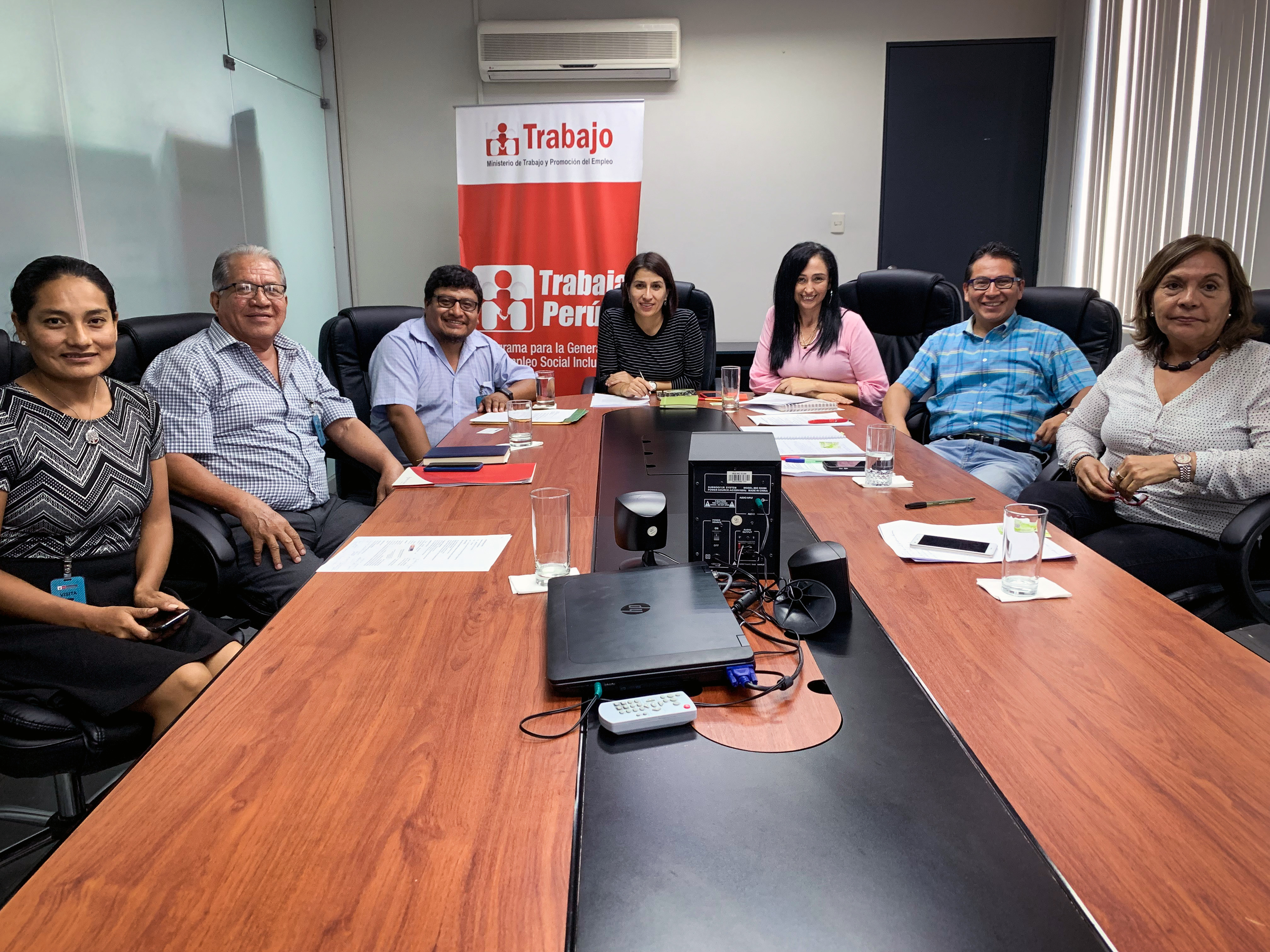 11 Representantes de la Red de Municipalidades Urbanas y Rurales del Perú (Remurpe), liderados por su secretario ejecutivo, Javier Peralta, se reunieron con la directora ejecutiva de Trabaja Perú, Flor Blanco,…