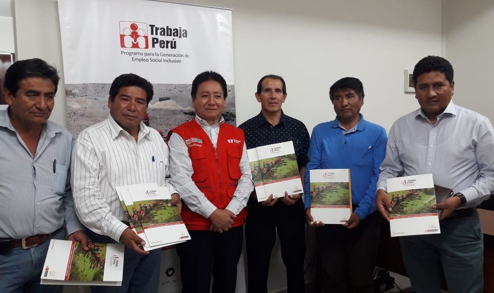 firmaconvenioaii2019ICA Los días 8 y 9 de abril, representantes legales de 75 distritos de nuestro país, declarados en emergencia ante la ocurrencia de desastres naturales, firmaron convenios con Trabaja Perú -a…
