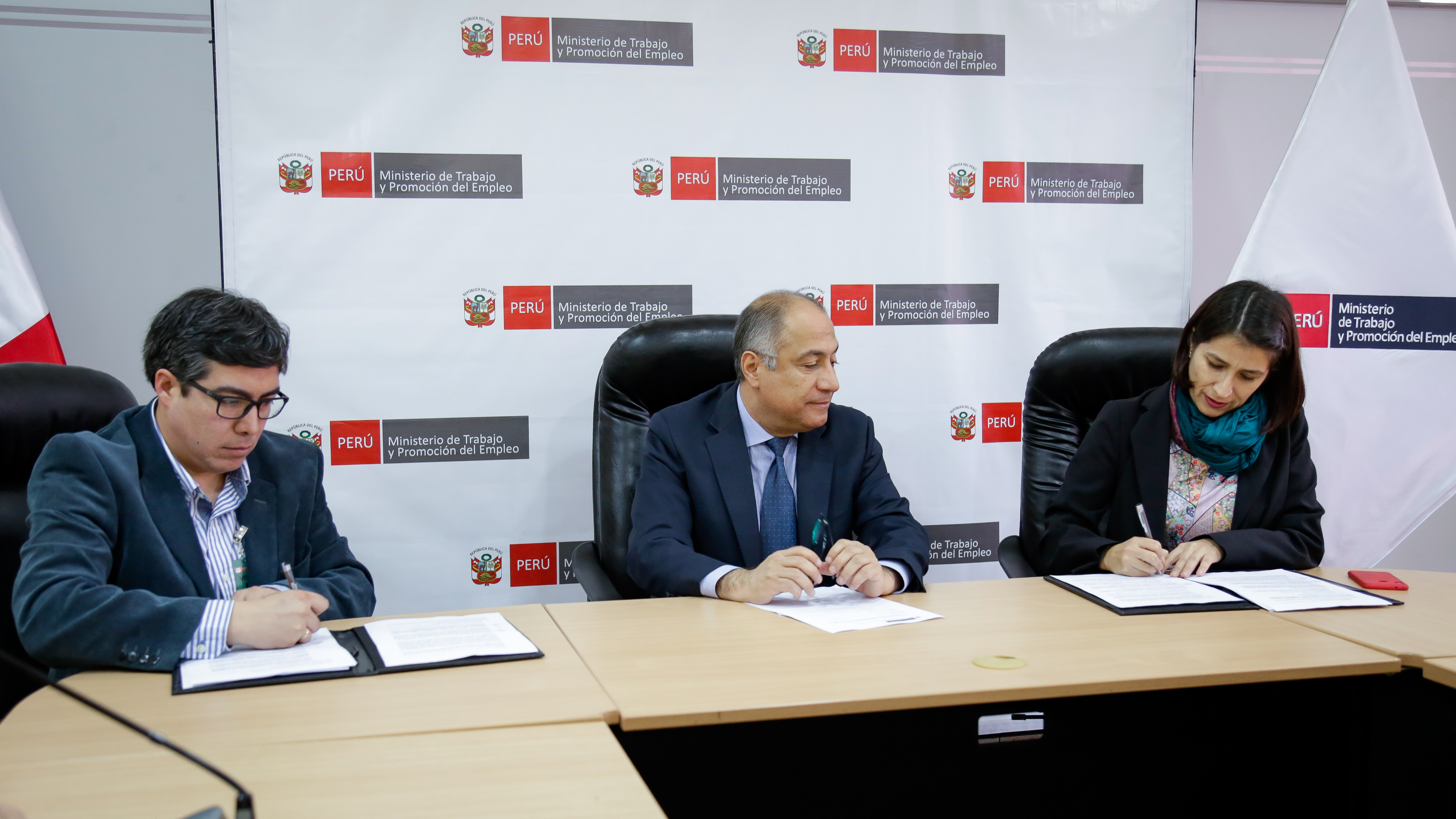 remurpe trabajaperu junio2019 3 Luego de algunos meses de coordinación y de identificación de oportunidades de labor conjunta, Trabaja Perú firmó esta mañana un importante acuerdo con la Red de Municipalidades Urbanas y Rurales…