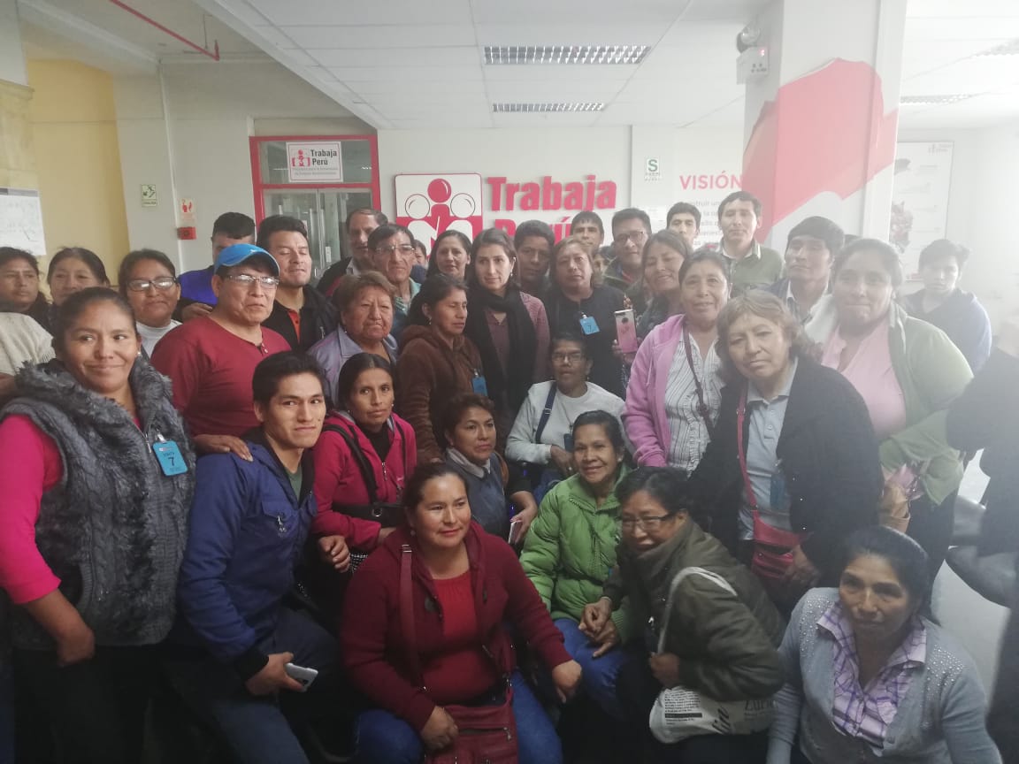 reunion ate ventanilla trabajaperu 1 Representantes de organizaciones sociales de Ate y Villa María del Triunfo, Lima, se reunieron ayer con la dirección ejecutiva de Trabaja Perú. El objetivo de este encuentro fue explicarles los…