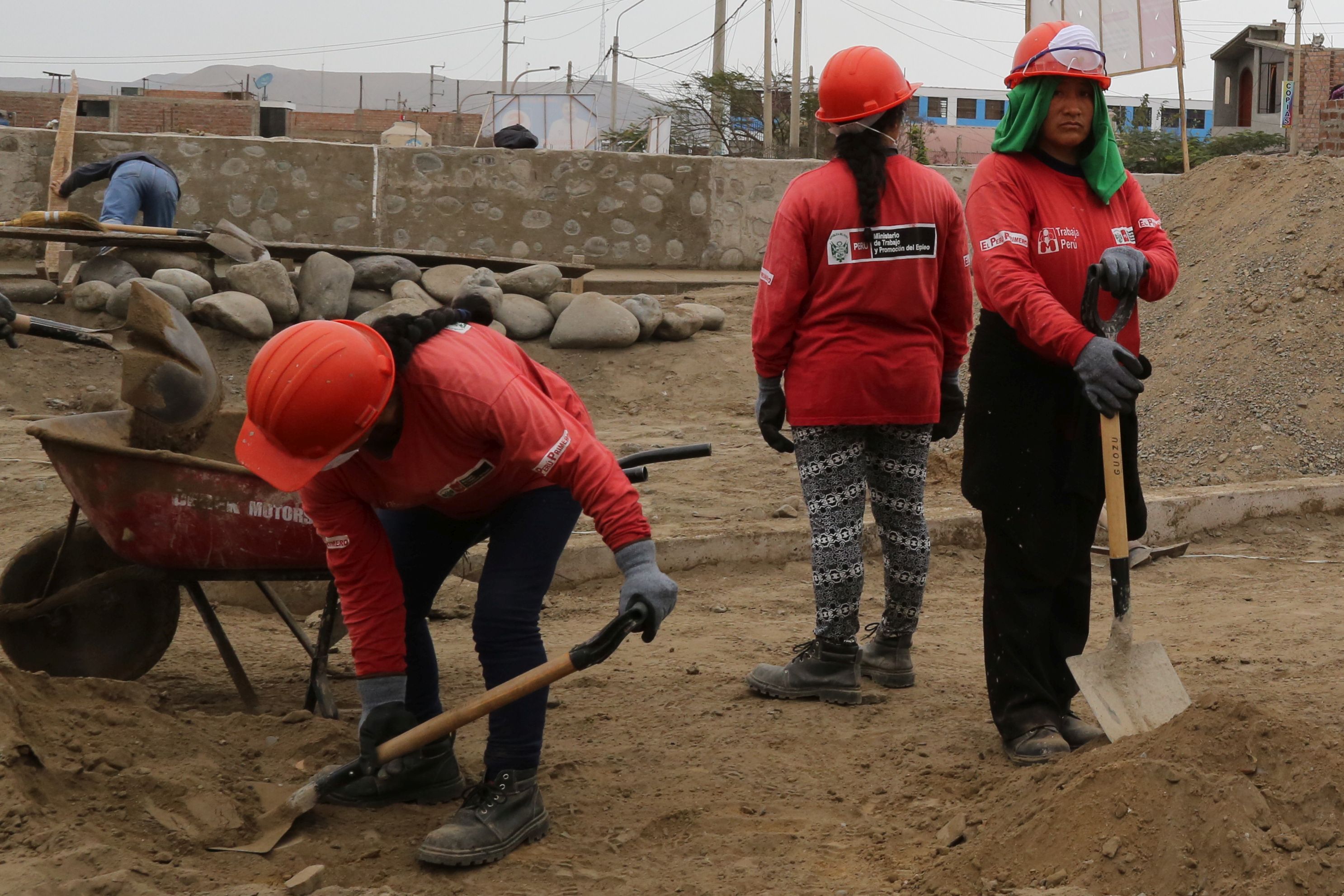 trabajaperu participantes La hora (Piura)
15/06/2019
La ejecución de seis proyectos de infraestructura social, básica y económica en la región, generará 339 empleos temporales a piuranos a través del programa Trabaja Perú.
…