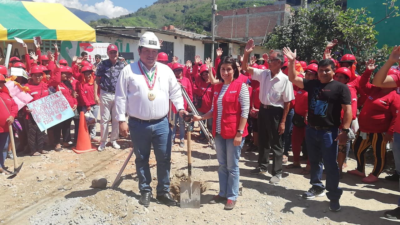 cajamarca trabajaperu agosto2019 1 La directora ejecutiva de Trabaja Perú, Flor Blanco, colocó hoy las primeras piedras de un proyecto vinculado al mejoramiento de la vía urbana de la urbanización Las Almendras, del distrito de…