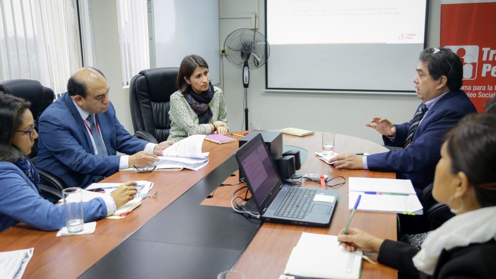 reunion madre de dios 2 La directora ejecutiva de Trabaja Perú, Flor Blanco, se reunió con representantes de la Sociedad Civil Organizada de Madre de Dios: Rita Guillermo Novoa y Ricardo Ladera Suzuki, así como…