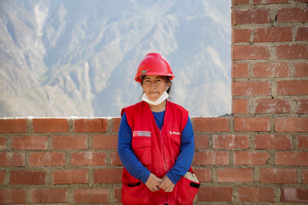 Flora Huarochiri trabajaperu 3 Flora Ramírez Medina, de 38 años es madre de dos niñas (una de 6 y otra de 12 años), y tiene, además, un niño de un año, a quien su…