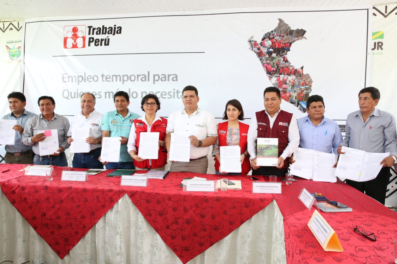 firma de convenios madre de dios trabajaperu2019 1 Siete autoridades de Madre de Dios firmaron convenios con Trabaja Perú para el cofinanciamiento de 34 proyectos de infraestructura básica, social y económica, intensiva en mano de obra no calificada,…