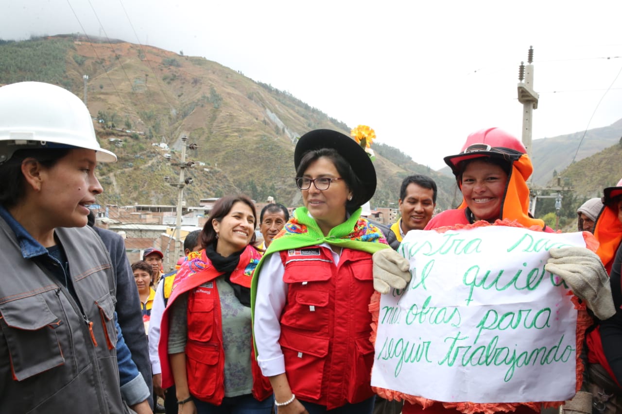 huanuco trabajaperu supervision caceres 1 La ministra de Trabajo y Promoción del Empleo, Sylvia Cáceres, supervisó la realización de cuatro proyectos de infraestructura básica, social y económica, intensiva en mano de obra no calificada, que…
