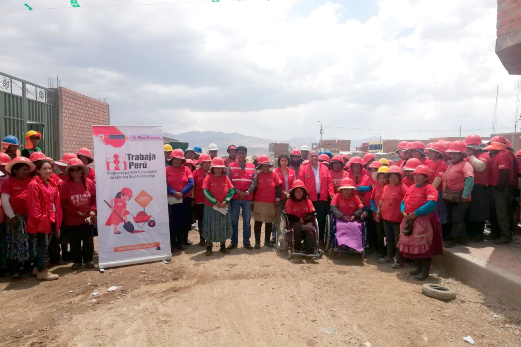 andina trabajaperu puno Andina
28/11/2019
El viceministro de Promoción del Empleo y Capacitación Laboral, Javier Palacios Gallegos, supervisó cuatro proyectos de infraestructura básica, social y económica que el Programa Trabaja Perú, cofinancia en Puno con…