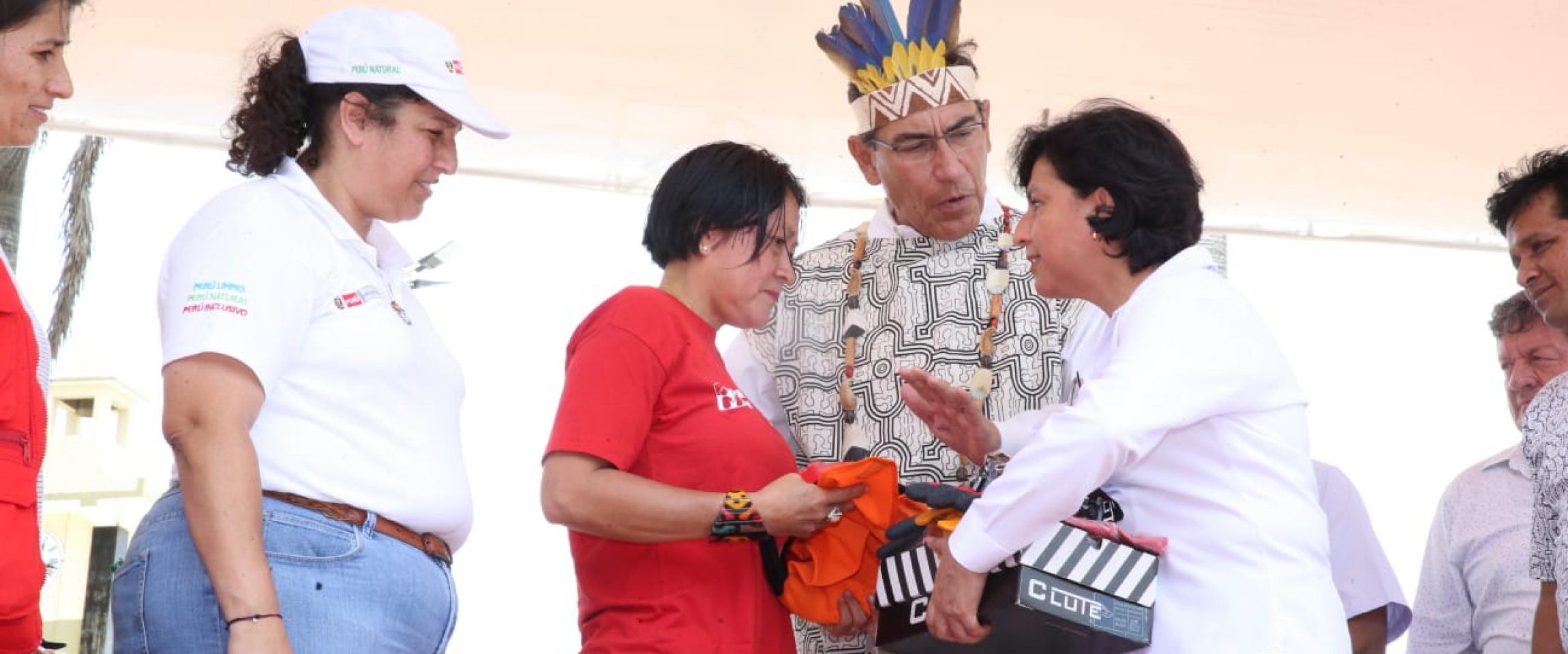 madre de dios vizcarra trabajaperu2019 3 Don Jaque (Madre de Dios)
06/12/2019
Junto al presidente Martín Vizcarra, la titular del MTPE, Sylvia Cáceres, dio inicio a la ejecución de 45 proyectos de infraestructura básica que el Ejecutivo financia…