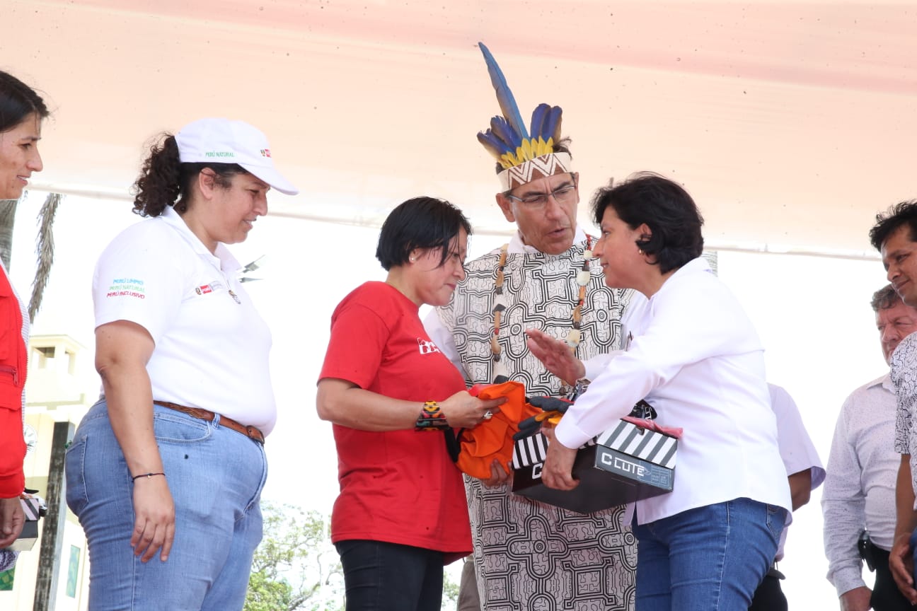madre de dios vizcarra trabajaperu2019 3 Don Jaque (Madre de Dios)
06/12/2019
Junto al presidente Martín Vizcarra, la titular del MTPE, Sylvia Cáceres, dio inicio a la ejecución de 45 proyectos de infraestructura básica que el Ejecutivo financia…