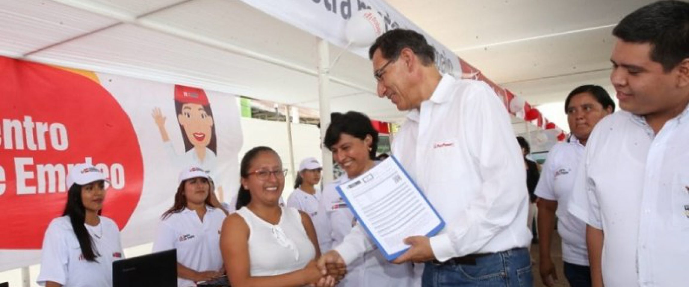 peru informa trabajaperu2019 diciembre Perú Informa
05/12/2019
Junto al presidente Martín Vizcarra, titular del MTPE dio inicio a la ejecución de 45 proyectos de infraestructura básica que el Ejecutivo financia en Madre de Dios, por medio…