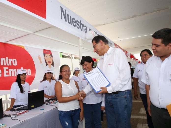 peru informa trabajaperu2019 diciembre Perú Informa
05/12/2019
Junto al presidente Martín Vizcarra, titular del MTPE dio inicio a la ejecución de 45 proyectos de infraestructura básica que el Ejecutivo financia en Madre de Dios, por medio…