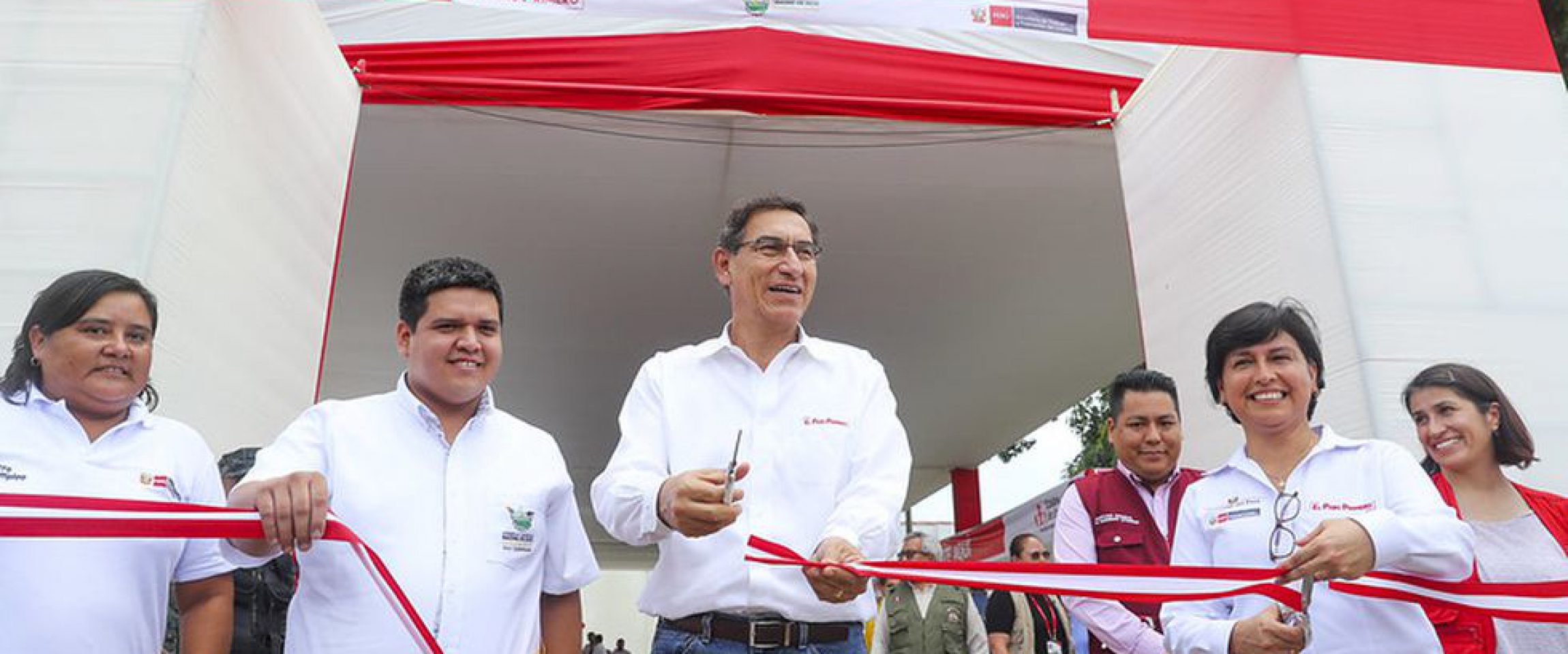 peru21 trabajaperu2019 diciembre Perú 21
05/12/2019
En Madre de Dios, el presidente Martín Vizcarra y la ministra de Trabajo y Promoción del Empleo, Sylvia Cáceres, dieron inicio a la ejecución de 45 proyectos de infraestructura…