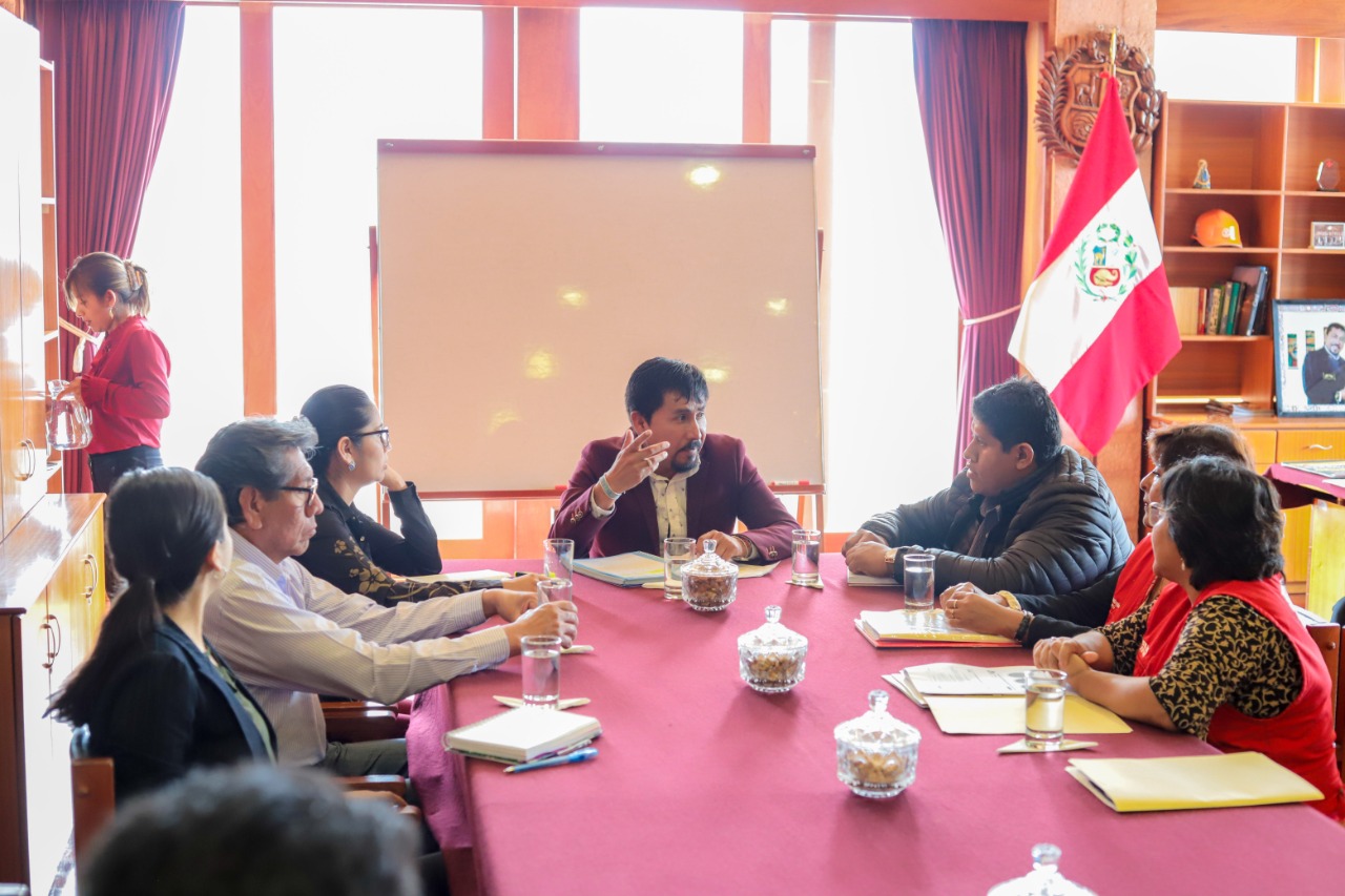 reu gobernador regional trabajaperu2020 2 Representantes de la Unidad Zonal de Trabaja Perú en Arequipa se reunieron con el gobernador regional de dicho departamento, Elmer Cáceres, con el fin de presentarle los alcances de la…