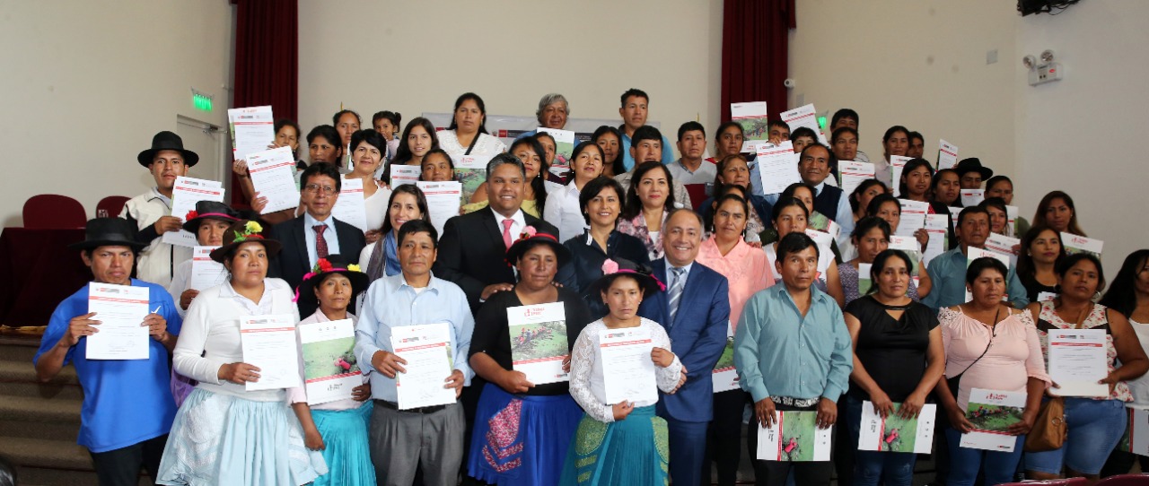 sencico trabajaperu certificacion 1 La experiencia laboral en albañilería en edificaciones ganada por 47 mujeres y 17 hombres, a través de su desempeño como participantes del programa Trabaja Perú fue certificada por el Servicio…