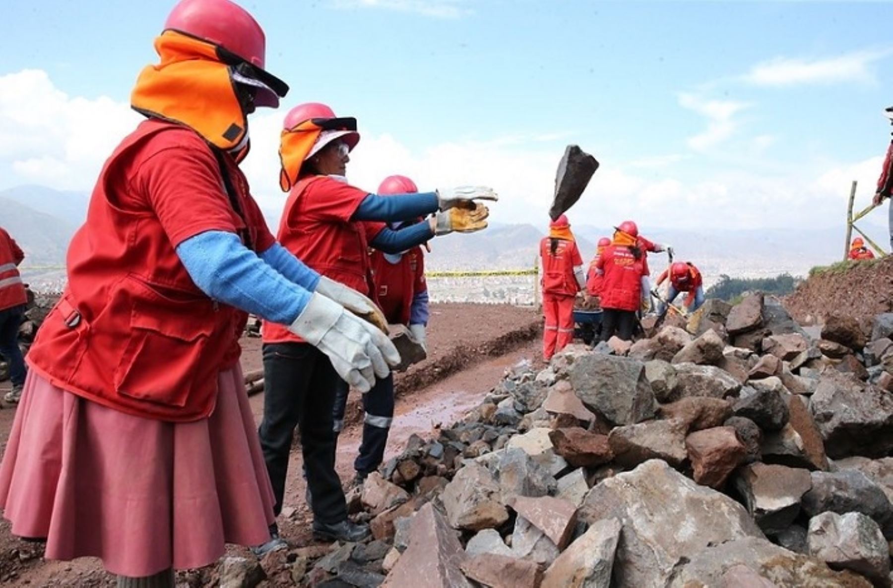 andina trabajaperu2020 Andina
03/02/2020
El Programa Trabaja Perú, del Ministerio de Trabajo y Promoción del Empleo (MTPE), logró generar el año pasado 27,366 empleos temporales a nivel nacional, bajo sus diferentes modalidades de intervención,…