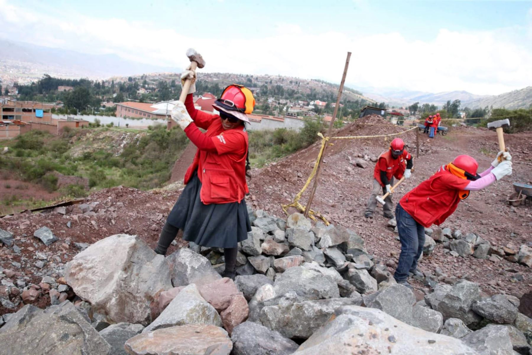 andina trabaja peru arranca junio Andina
15/06/2020
El Ministerio de Trabajo y Promoción del Empleo (MTPE), indicó que a través del programa Trabaja Perú proyecta generar 226,000 empleos, con una inversión adicional aproximada de 700 millones de…